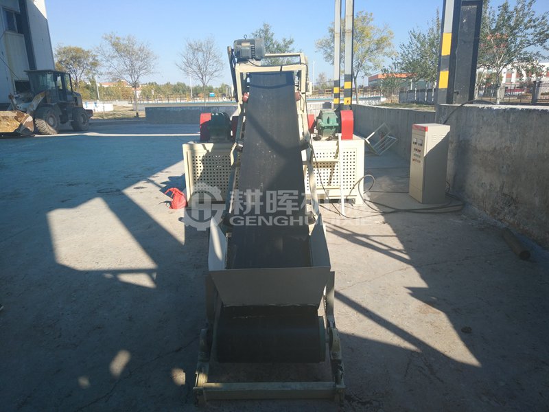 小型撕碎機(jī)現(xiàn)場